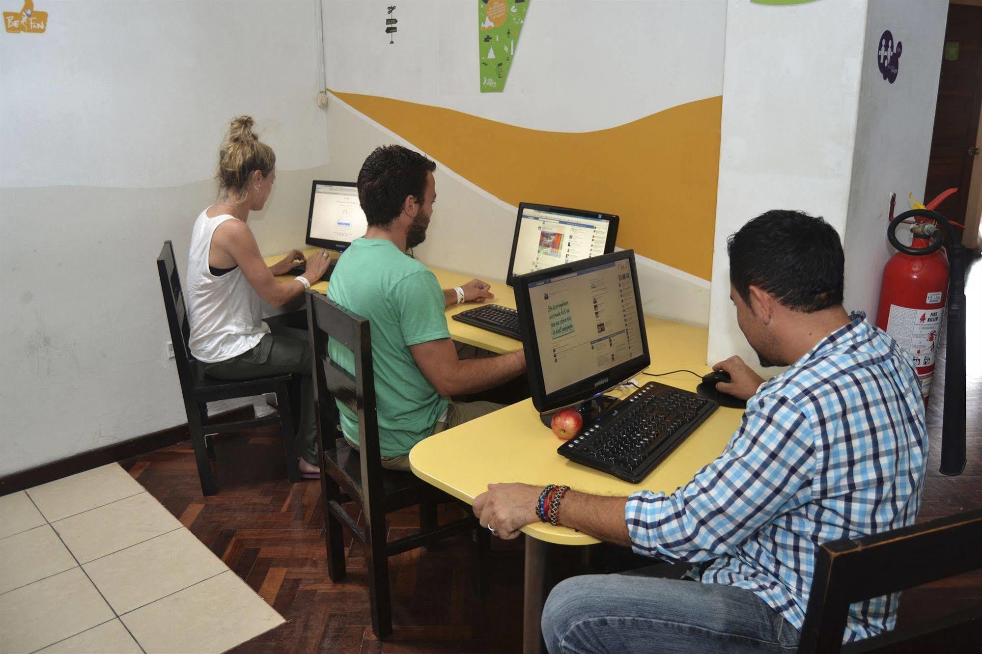Che Lagarto Hostel Lima Bagian luar foto