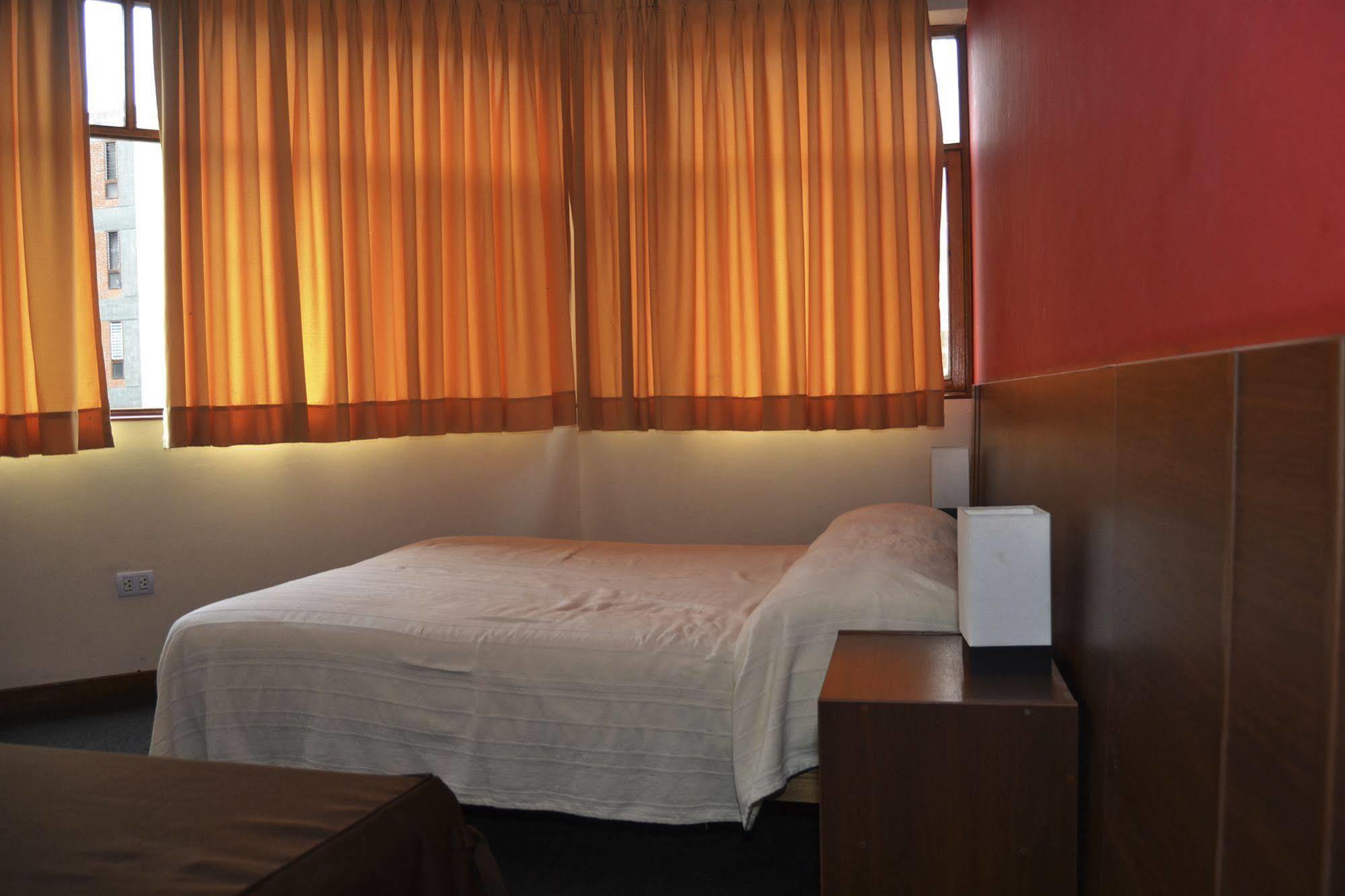 Che Lagarto Hostel Lima Bagian luar foto