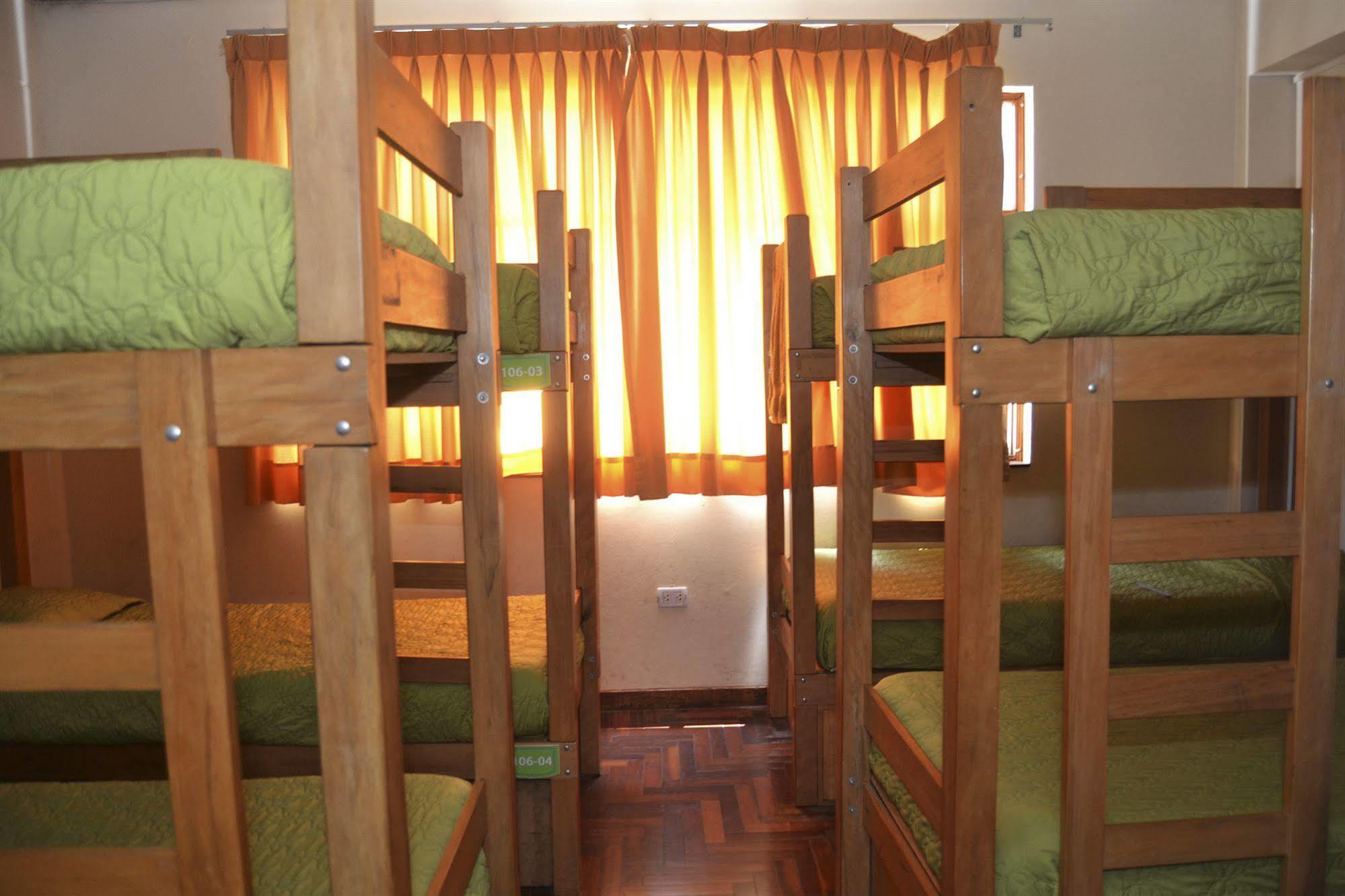 Che Lagarto Hostel Lima Bagian luar foto