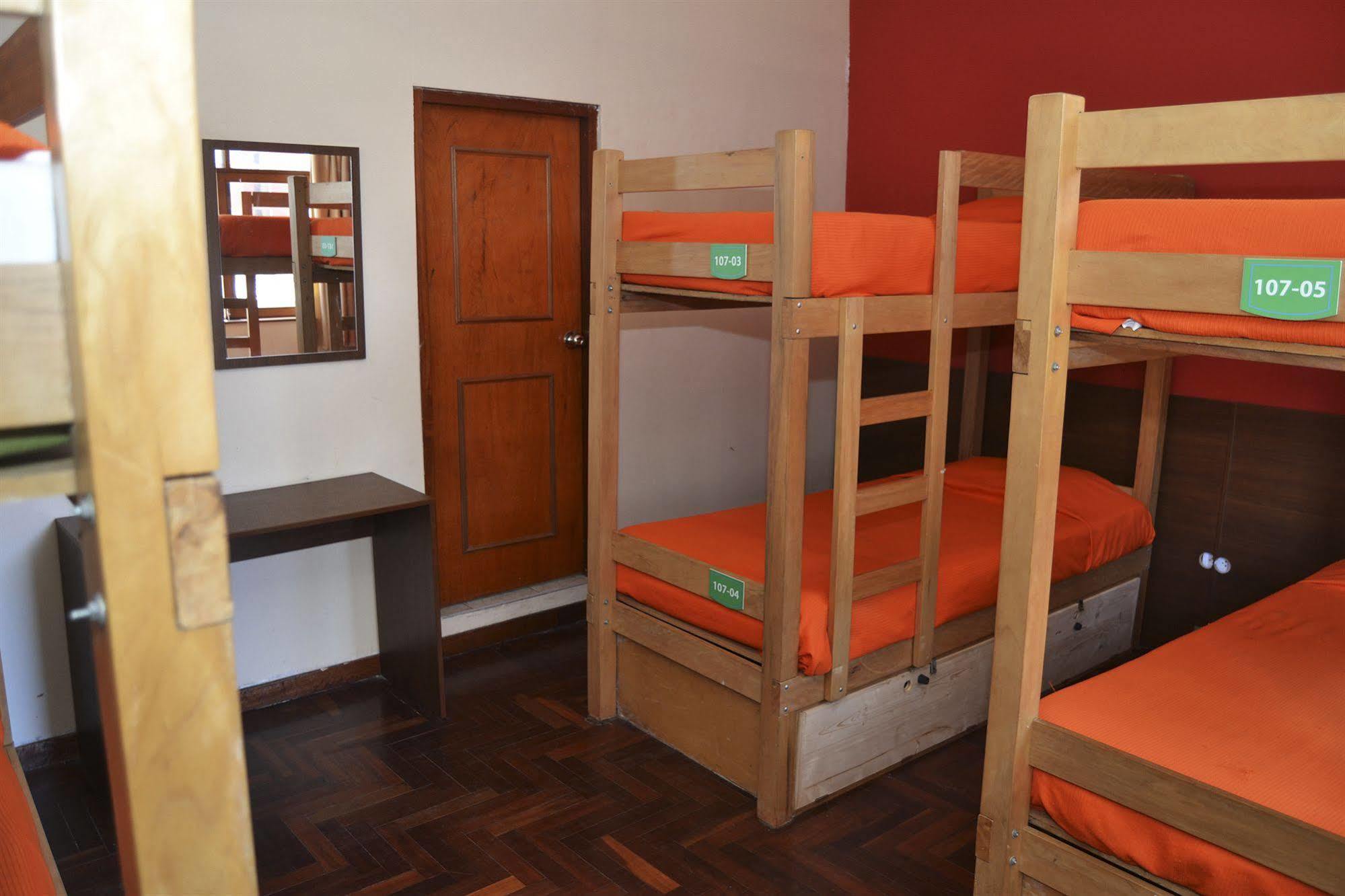 Che Lagarto Hostel Lima Bagian luar foto
